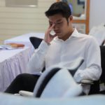 'ธนาธร' มาแล้ว! โผล่สแตนด์บาย รอแสดงวิสัยทัศน์ ประชาชนรอฟัง แม้บิ๊กตู่ไม่มา!