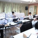 'ธนาธร' มาแล้ว! โผล่สแตนด์บาย รอแสดงวิสัยทัศน์ ประชาชนรอฟัง แม้บิ๊กตู่ไม่มา!