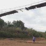 ป้าวัย 60 เดินข้ามสะพานแขวนชำรุด เหยียบไม้ผุ ร่วงกระแทกแม่น้ำยมแห้งขอดเจ็บสาหัส