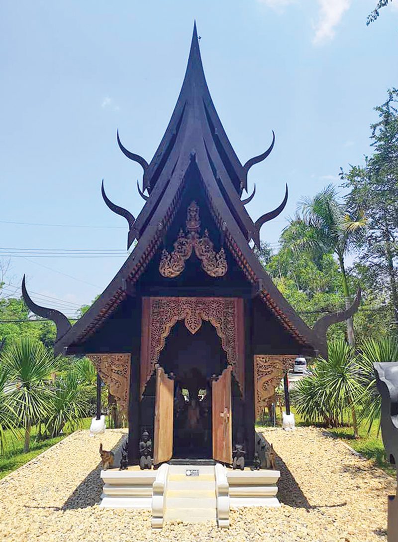ชมบ้านดำ-วัดขาว