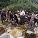บัสหักไม่พ้นมุมเขา ดิ่งเหวลึกใกล้ลำธาร อินเดียดับหมู่ 44 ศพ