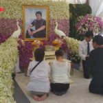 5 หมื่นชีวิตไว้อาลัย กำนันเป๊าะ พ่อค้า-แม่ค้าหาดบางแสน พร้อมใจหยุดขายของร่วมงาน