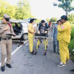 สุดสลด!ลูกชายขับเก๋งเข้ากรุง หลับใน ชนต้นไม้ พ่อแม่ดับทั้งคู่ ตัวเองเจ็บ