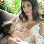 แม่ยังสวยแซ่บ น้ำฝน กุลณัฐ โชว์ซีนเปิดเต้าให้นม น้องทาเรีย ลูกวัย 2 ขวบ