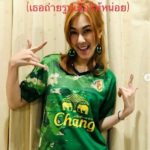 ลุ้นกันยกใหญ่ เมื่อ แก้ม กวินตรา ใส่เสื้อบอลตัวเดียว ทำตามคำสั่งคุณสามี