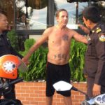 ฟักอยู่แม้น! ฝรั่งเมาเรื้อน ไล่ต่อยคนมาเที่ยวทะเล สงสัยนึกว่าเล่น GTA
