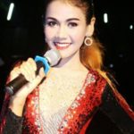 สุดท้ายโอละพ่อ! นักร้องสาวโดนหนุ่มจับก้น ฉุนโดดถีบ ที่แท้ผู้มีพระคุณ (คลิป)