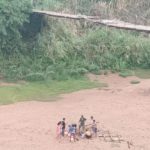 ป้าวัย 60 เดินข้ามสะพานแขวนชำรุด เหยียบไม้ผุ ร่วงกระแทกแม่น้ำยมแห้งขอดเจ็บสาหัส