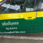 ชายขับเบนซ์กร่าง! อ้างเป็นข้าราชการ กระทืบรถแท็กซี่ ขู่คนขับ "กูจะยิงมึงให้ตาย"
