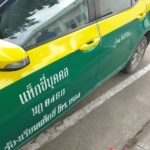 ชายขับเบนซ์กร่าง! อ้างเป็นข้าราชการ กระทืบรถแท็กซี่ ขู่คนขับ "กูจะยิงมึงให้ตาย"