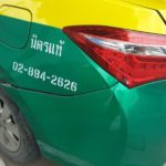 ชายขับเบนซ์กร่าง! อ้างเป็นข้าราชการ กระทืบรถแท็กซี่ ขู่คนขับ "กูจะยิงมึงให้ตาย"