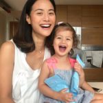 แม่ยังสวยแซ่บ น้ำฝน กุลณัฐ โชว์ซีนเปิดเต้าให้นม น้องทาเรีย ลูกวัย 2 ขวบ