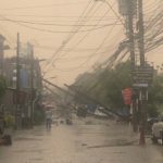 นึกว่าก็อดซิลล่าบุก! ฝนถล่มแจ้งวัฒนะ เสาไฟล้ม ต้นไม้โค่น