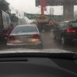 พิษฝนซัดกรุง! โครงเหล็กรถไฟฟ้าถล่ม ทับรถวิ่งผ่านมา-ระทึกทั้งถนน