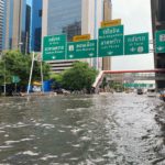 ยังท่วมวิกฤต! กรุงกระอักฝนถล่มหนัก ห้วยขวาง-พระราม 9 รถจมไปครึ่งคัน