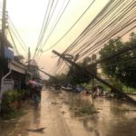 นึกว่าก็อดซิลล่าบุก! ฝนถล่มแจ้งวัฒนะ เสาไฟล้ม ต้นไม้โค่น