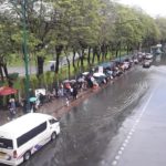 จะถึงบ้านกี่โมง! คนล้นทะลัก‘บีทีเอส-เอ็มอาร์ที’ ป้ายรถเมล์ยังเกินรับไหว