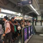 จะถึงบ้านกี่โมง! คนล้นทะลัก‘บีทีเอส-เอ็มอาร์ที’ ป้ายรถเมล์ยังเกินรับไหว