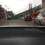 พิษฝนซัดกรุง! โครงเหล็กรถไฟฟ้าถล่ม ทับรถวิ่งผ่านมา-ระทึกทั้งถนน
