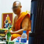 สุดเสื่อม! หลวงพี่วัดดัง นั่งกระดกเบียร์เคล้ากับแกล้ม คาผ้าเหลืองในกุฏิ