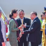 อองซานซูจี ถึงไทยแล้ว! ร่วมประชุมสุดยอดอาเซียน บิ๊กป้อมรอต้อนรับ