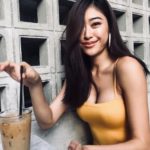 จัดเต็มอีกแล้ว! ยิปซี จิบกาแฟเบาๆ ในชุดเดรสเหลืองรัดรูป อวดบักแตงโม