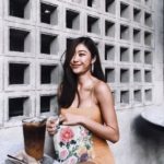 จัดเต็มอีกแล้ว! ยิปซี จิบกาแฟเบาๆ ในชุดเดรสเหลืองรัดรูป อวดบักแตงโม