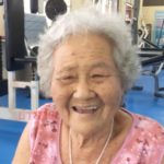 เล่นให้ลูกหลานดู! ยายวัย 90 เข้าฟิตเนส ออกกำลังกาย ทุกเช้า สตรองหนุ่มสาวยังอาย
