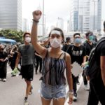 หนุ่มสาวฮ่องกงมาแล้ว ล้อมสภา-สำนักงานตำรวจ กดดันถอนร่างกฎหมาย