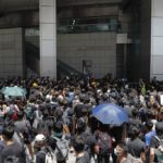 หนุ่มสาวฮ่องกงมาแล้ว ล้อมสภา-สำนักงานตำรวจ กดดันถอนร่างกฎหมาย