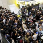 ผู้ชุมนุมฮ่องกงขวางเข้าตึกรัฐบาล ส่วนจีนขวางคุยปมประท้วง เวทีจี20