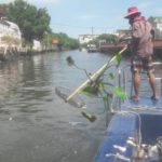 สำนักการระบายน้ำ กทม. ลุยเก็บถุงยางลอยเกลื่อนคลองบางกอกใหญ่ ชื่อโรงแรมหรา