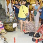 ต้องเขียนเลขติดแผง! แห่หาซื้อวุ่นหวยอ่างน้ำมนต์‘ตาทอง ’ให้โชคหลายงวดติด (คลิป)