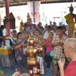 ใกล้หวยออก! คนแห่ขอโชคลาภ-ส่องเลขเด็ด กุมารทองเลิฟๆ แน่นวัดสว่างอารมณ์