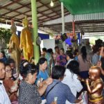 ใกล้หวยออก! คนแห่ขอโชคลาภ-ส่องเลขเด็ด กุมารทองเลิฟๆ แน่นวัดสว่างอารมณ์