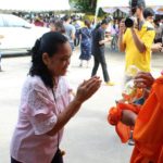 ล้นวัด! คนแห่ทำบุญ วัดอุทยาน โครงการ “คนละ 1 บาตร บาตรละ 1 คน เน้นสร้างความสามัคคี”