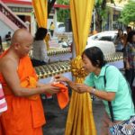 ล้นวัด! คนแห่ทำบุญ วัดอุทยาน โครงการ “คนละ 1 บาตร บาตรละ 1 คน เน้นสร้างความสามัคคี”