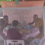 กองทัพยุง-แมลงวันบุกวัด! พระสงฆ์กางมุ้งฉันภัตตาหาร หวั่นป่วยไข้เลือดออก