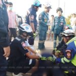 สลดกู้ภัยเก็บศพเพื่อน! หนุ่มอาสาออกเวรขับเก๋งกลับบ้านพุ่งอัดสาไฟดับคาซาก