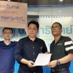 ผู้ชนะคำขวัญ ประชาธิปัตย์ บุกชูป้ายหยุดสืบทอดอำนาจ ค้าน ‘บิ๊กตู่’ นั่งนายกฯ