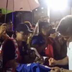 ได้ใจแฟน! ไปชมคลิป ธีราทร กระโดดข้ามรั้ว แจกลายเซ็นแฟนบอลกลางสายฝน