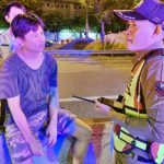 ลุงจอดรถข้างทาง ถูกกระบะพุ่งเสยร่างดับ คนขับหลับใน ไม่รู้ชนคนตายตอนไหน
