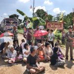 ม็อบคนชรานอนขวางถนน ประท้วง รถขนดิน วิ่งผ่านถนนพัง-ฝุ่นฟุ้ง เดือดร้อนหนัก