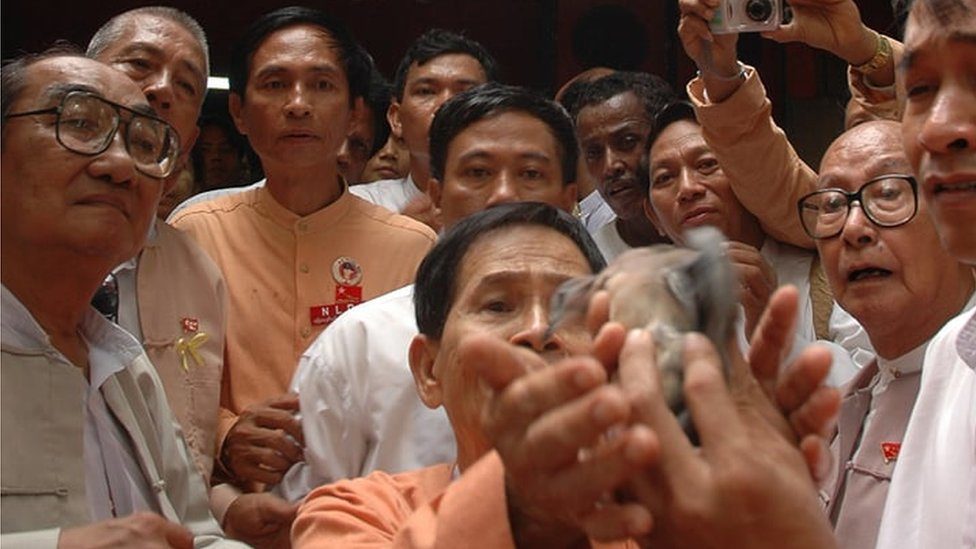 ဒေါ်အောင်ဆန်းစုကြည်