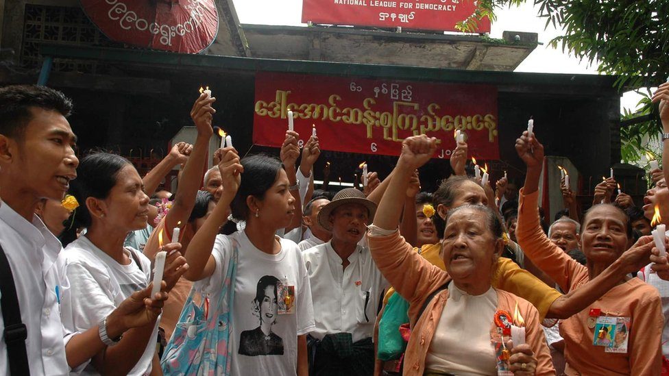 ဒေါ်အောင်ဆန်းစုကြည် အကျယ်ချုပ် ကျနေစဉ်မှာ သူ့ရဲ့ ၆၁နှစ် မွေးနေ့ကို ဖယောင်းတိုင်မီးထွန်း လွတ်မြောက်ရေး အတွက် ဆုတောင်း