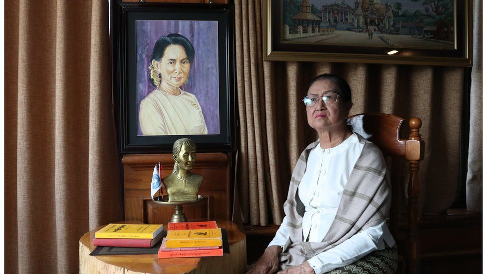 တခါတလေကျရင် မိသားစုတွေ အကြောင်း ပြောဆို ဖလှယ်လေ့ရှိတယ်လို့ ဒေါ်ခင်ခင်၀င်းက ပြောပါတယ်