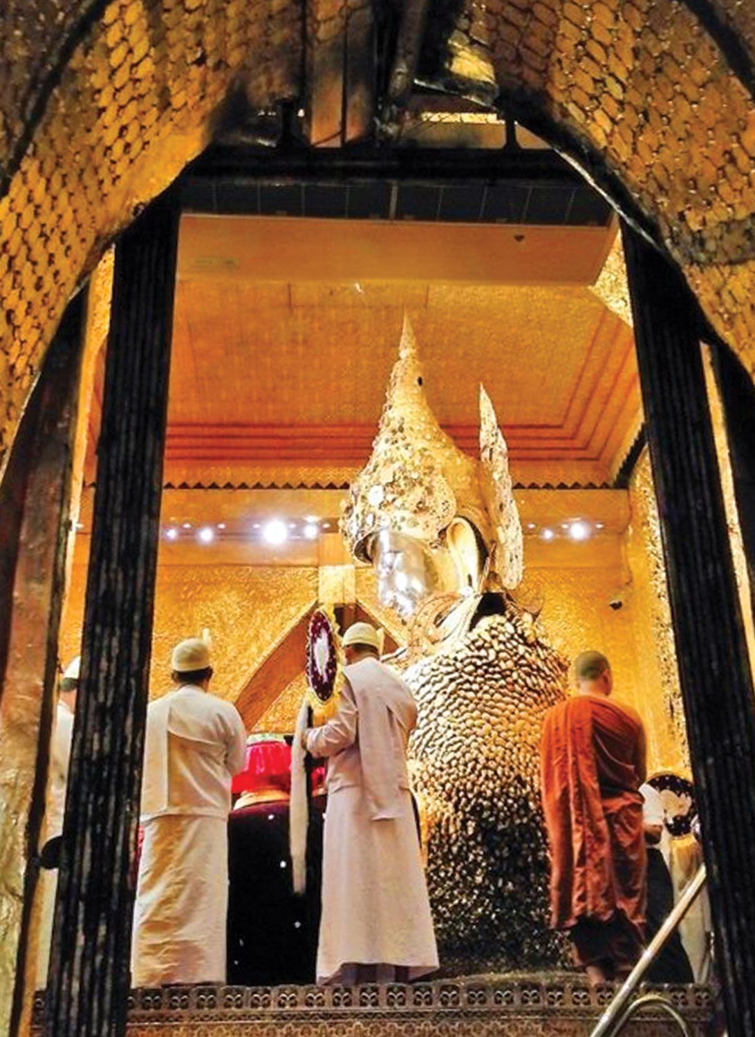 พระนั่ง วัดมหามุนี ประเทศเมียนมา