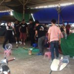 ชาวบ้านเอือม ขาใหญ่เปิด บ่อนไฮโล กลางตลาด แจ้งทหารบุกรวบ
