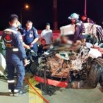 กระบะซิ่งแข่ง เสียหลักเสยท้าย10ล้อ บนสะพานข้ามท่าจีน หนุ่มคนขับดับสยอง