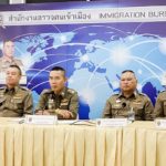 สตม.ส่งกลับ ขึ้นบัญชีดำ คู่รักมะกัน เมาป่วนกรุง สีสเปรย์พ่นกำแพงบ้าน